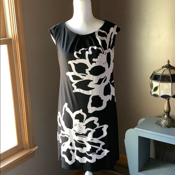 London Times Dresses & Skirts - Pretty black dress w roses